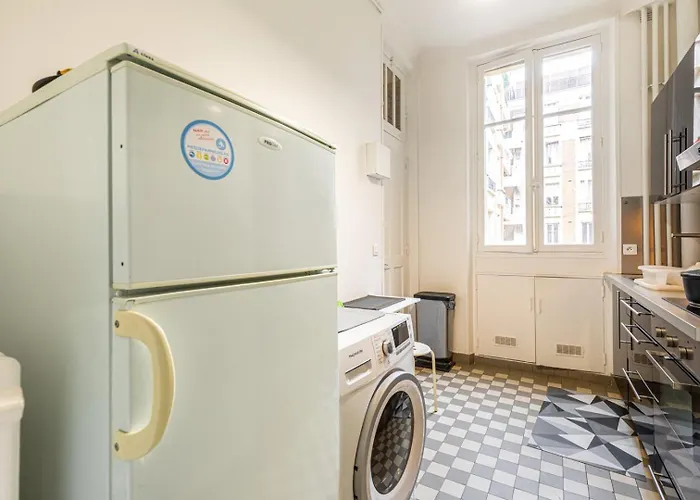 Daire Guestready - A Humble In Auteuil *
